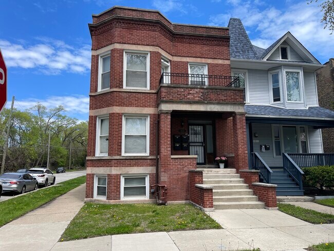 Building Photo - 1300 E 72nd St