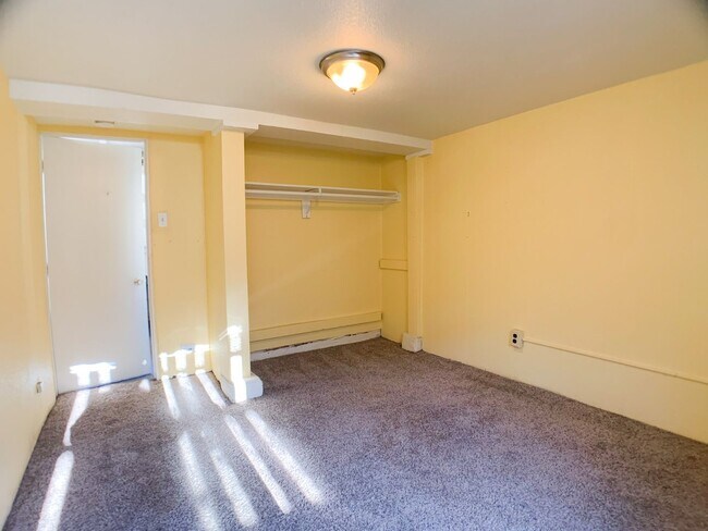 Building Photo - Adorable 3bdrm Home in Great Neighborhood! Lovely Yard!