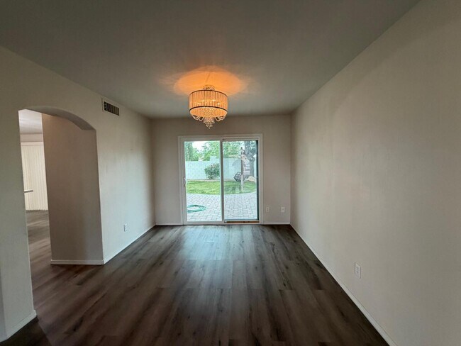 Building Photo - 902 S Surfside Dr