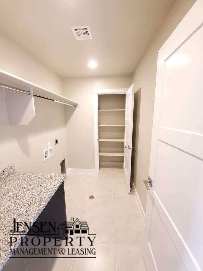 Building Photo - Three Bedroom Red Mountain Vista Town Home