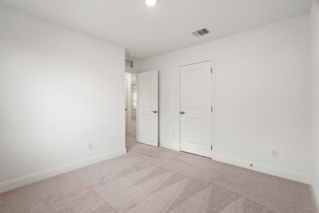 Building Photo - 520 Madelines Mdw Ln