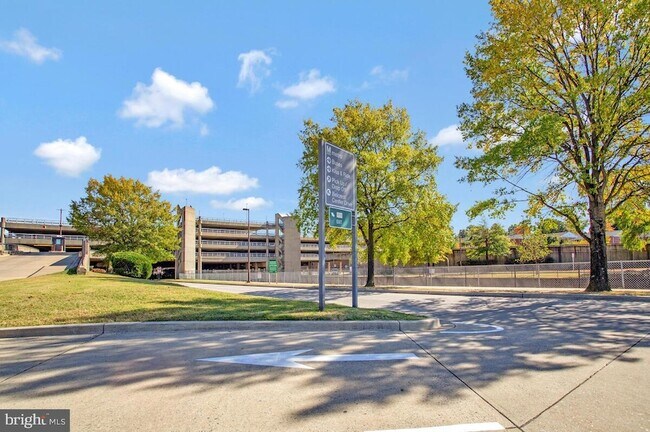 Building Photo - 3450 Toledo Terrace