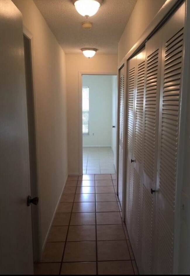 Building Photo - Lovely Home Available in the Royal Manor S...
