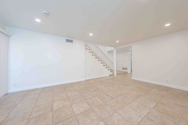 Building Photo - Spacious Elegance in the Heart of Irvine