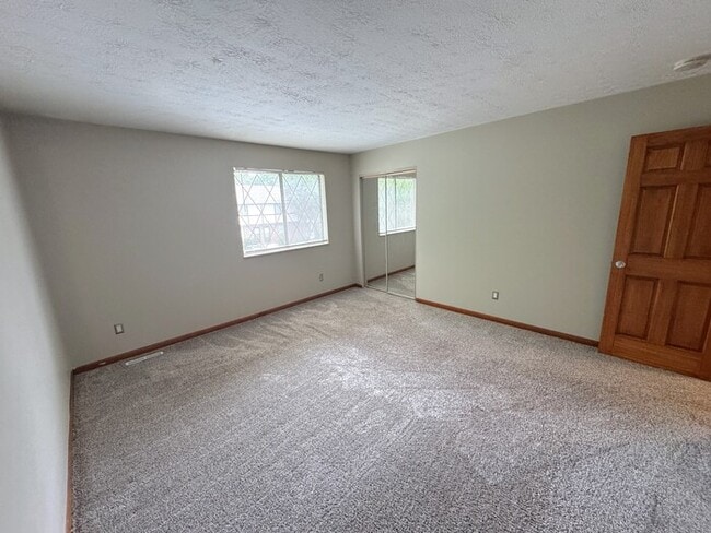 Building Photo - 3090 Highcliff Ct