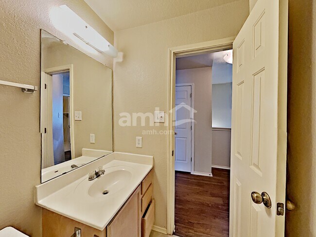 Building Photo - 4974 Bending Elms