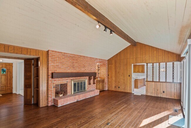 Building Photo - Beautiful big house with great school district. Gustavo Lopez AMSI