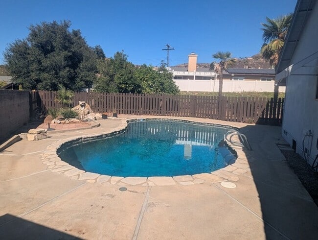 Building Photo - Single Story Home 4 bedroom + Enclosed pat...