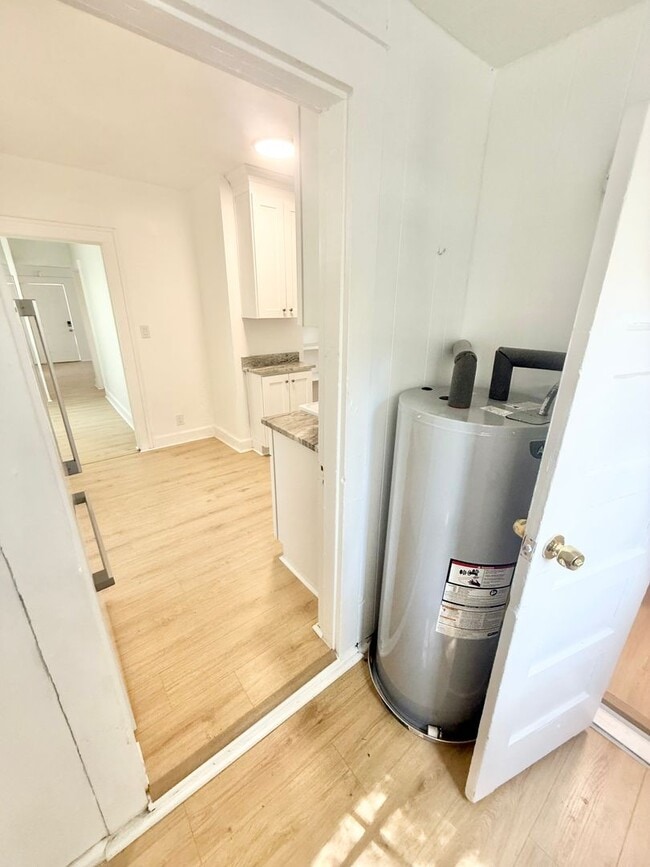 Building Photo - ***RENT READY~4 Bed RENOVATED 2 story house/w/ downstairs bedroom/Granite countertops