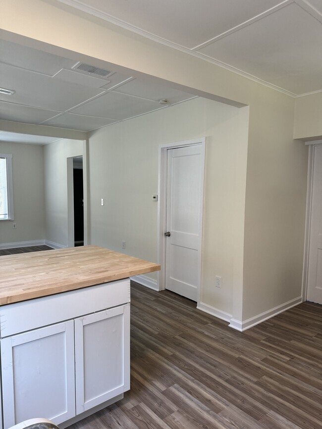 Building Photo - 220 Morton Rd