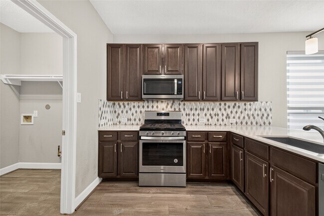 Building Photo - 10214 Pinewood Fox Dr