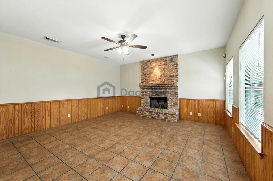 Building Photo - 2326 Oak Castle