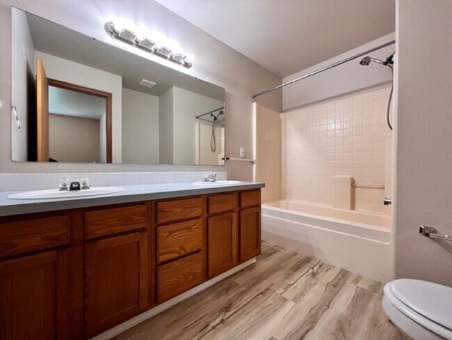 Building Photo - 2800 Fayette~Close to Park, Split Bedroom ...