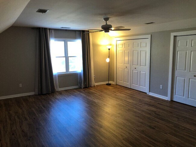 Building Photo - r3561