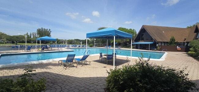 Building Photo - 3680 Inverrary Dr