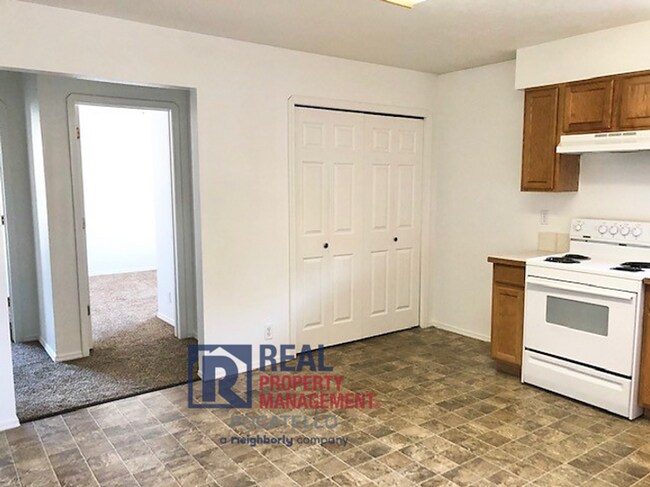 Building Photo - 1120 E Poplar St