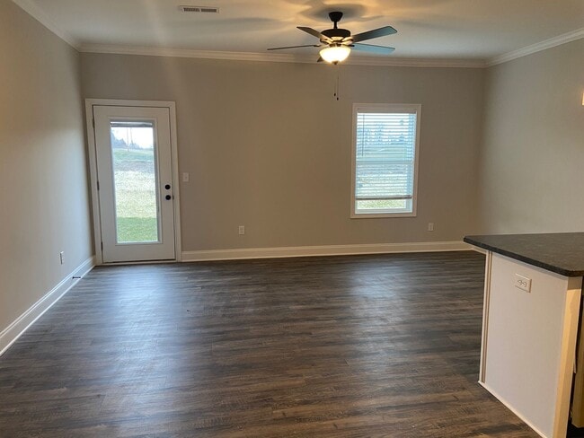 Building Photo - 2 bed 2.5 bath
