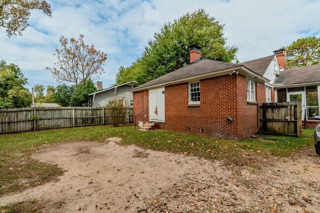 Building Photo - 2 bed/1 bath house for rent on Central Ave...