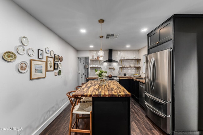 Building Photo - 2200 N Los Altos Dr