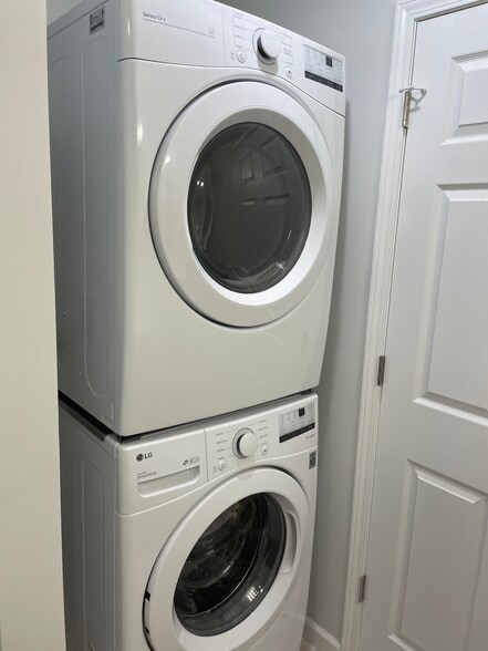 Washer and dryer in unit - 27665 Water St