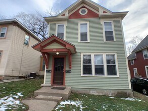 Building Photo - 698 Conway St