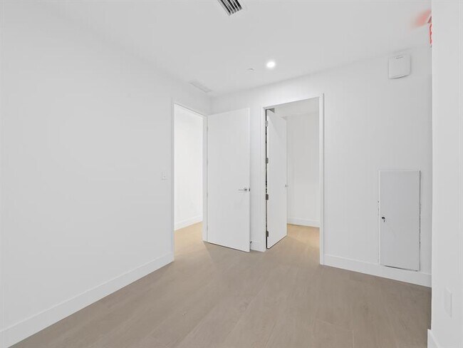 Building Photo - 700 NE 24th St