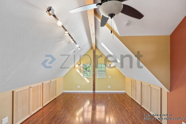 Building Photo - 920 Belmont Way