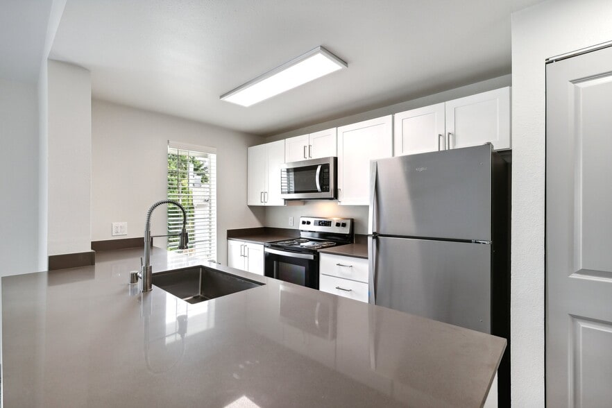Primary Photo - Charter Club Apartments