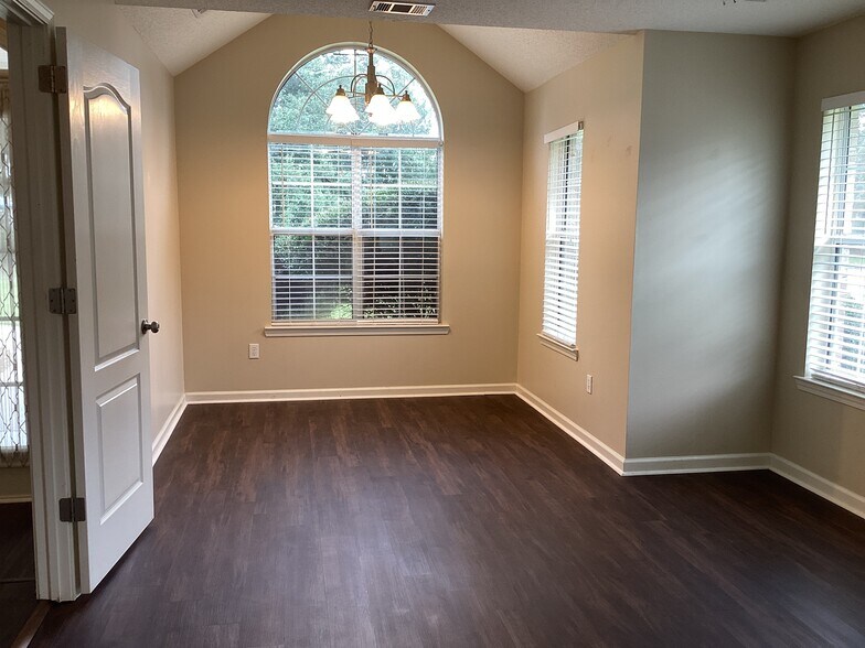 Building Photo - 154 Jamestown Dr