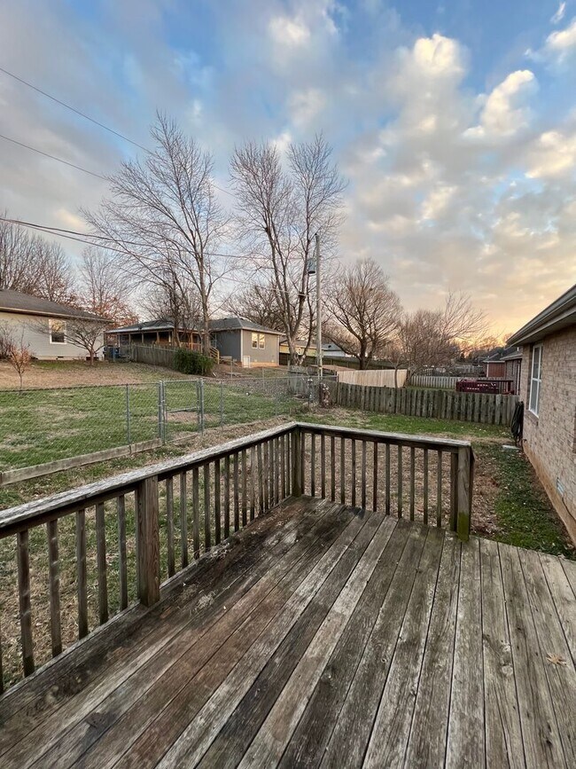 Building Photo - Great location in Nixa 3 bedroom 2 full bathrooms