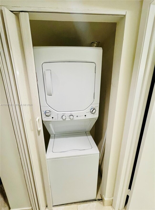 Building Photo - 3600 Mystic Pointe Dr