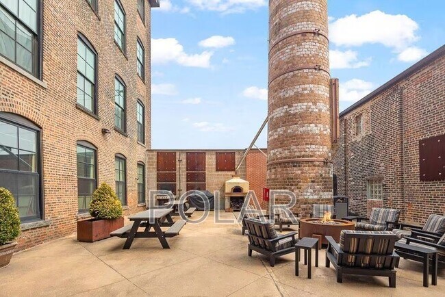 Building Photo - 154 Ave E