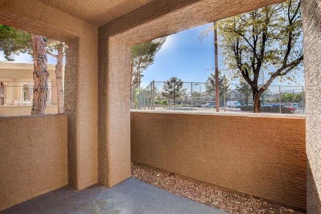 Building Photo - Charming 1 Bedroom / 1 Bathroom Condo in Gated Community!