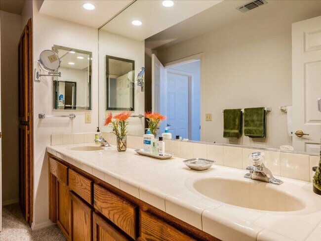 Building Photo - 271 Twin Ridge Dr