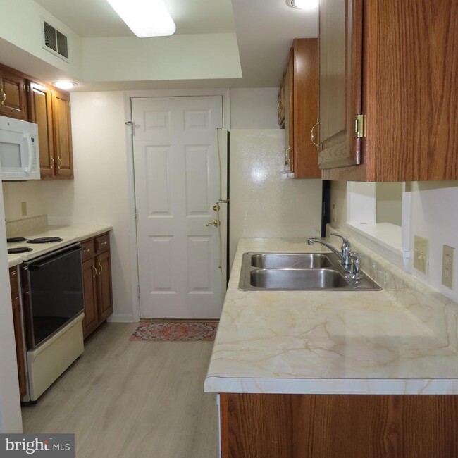 Building Photo - 11 Beacon Ct