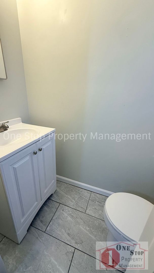 Building Photo - Charming 3-bedroom, 1.5-bathroom home in Kansas City