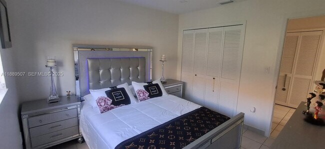 Building Photo - 1417 SW 139th Ave