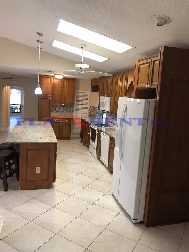 Building Photo - **3/2 Villa with pool in Tuscawilla**