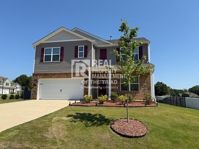 Building Photo - 4 Bedroom/3 Bath 2 Story House in Greensboro