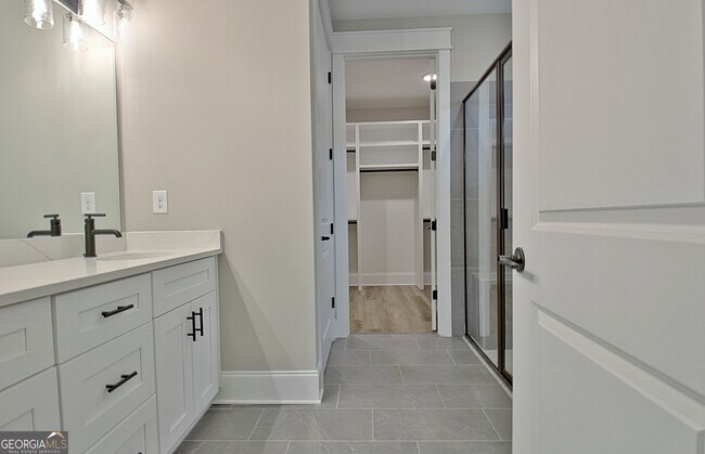 Building Photo - 190 Redhaven Dr