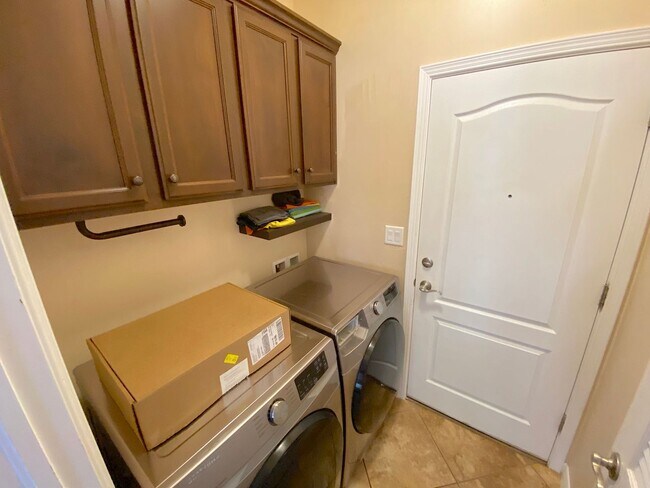 Building Photo - Northeast El Paso 3bed Refrig A/C