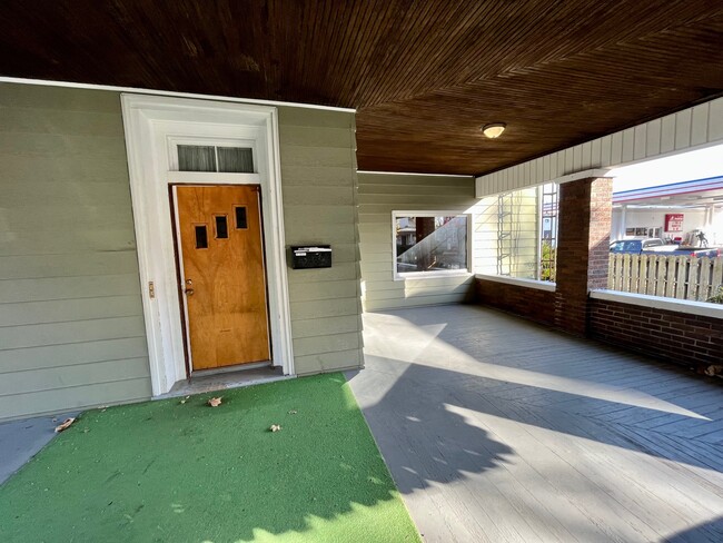 Building Photo - 911 N Center St