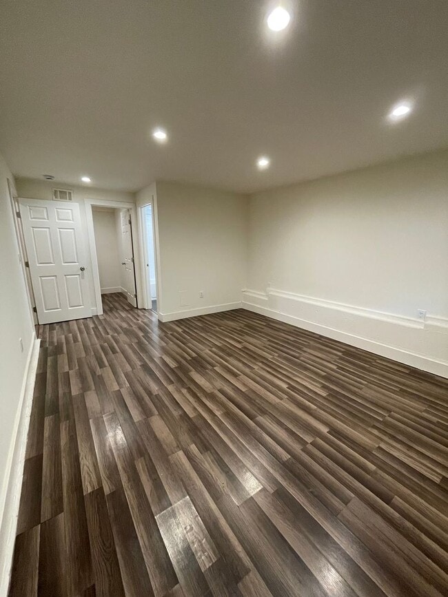 Building Photo - 1/2 Off First Month's Rent, 6Bdrm, 3Bath