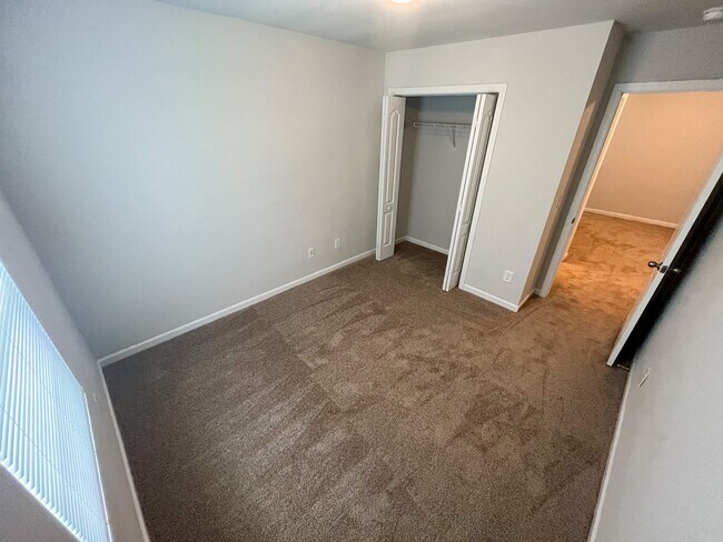 Building Photo - Beautiful 3 bedroom, 2 1/2 bathroom home i...