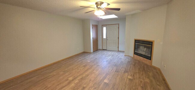 Building Photo - 2 Bedroom 2 Bathroom Duplex! Southwest Springfield! $1050! Kickapoo School District!