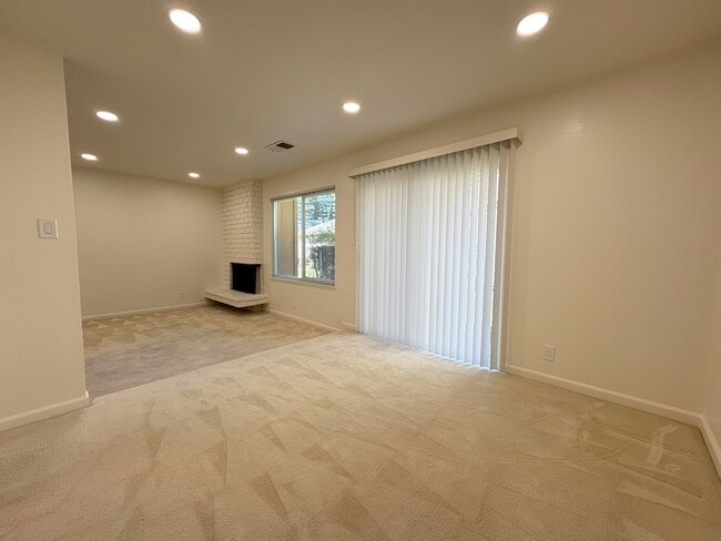 Building Photo - Beautifully Updated 3-Bedroom Townhome in ...