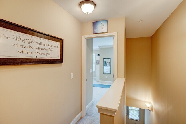 Building Photo - Hendersonville Townhome with Garage, Fireplace & Walk-In Closet