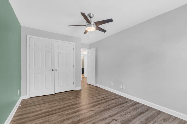 Building Photo - Large, Luxurious 2 Bedroom 2 Bath at Parks...