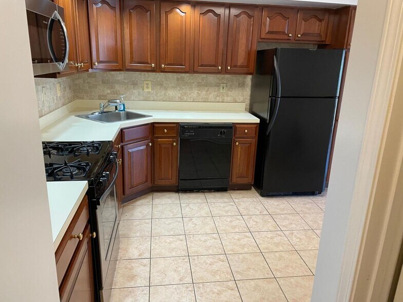 kitchen 2 - 63 Marrow St