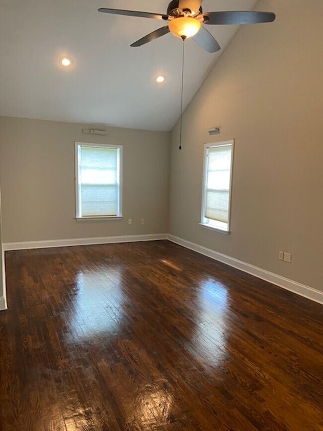 Building Photo - Midway Home Offering lots of space!!